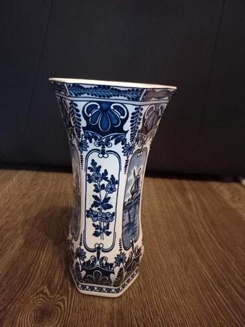 Delfts Blauwe Vaas met Molen beschikbaar voor biedingen