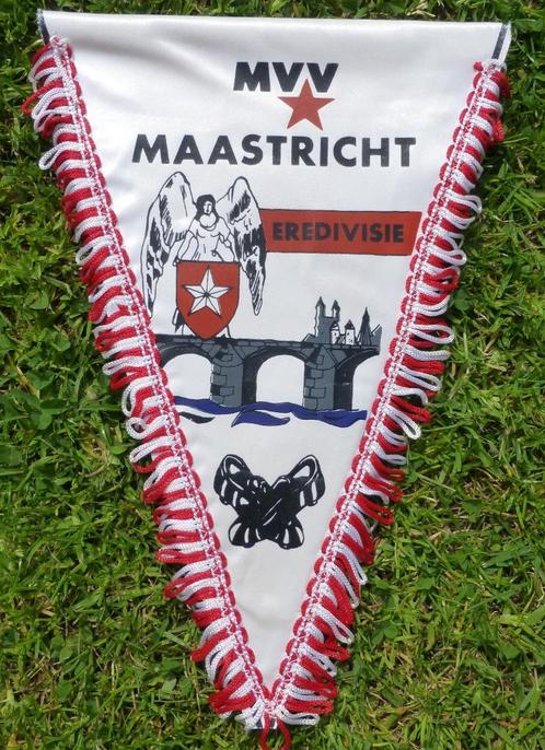 2x voetbal vaan MVV Maastricht 2x ander logo, Verzamelen, Sportartikelen en Voetbal, Zo goed als nieuw, Vaantje of Sjaal, Overige binnenlandse clubs