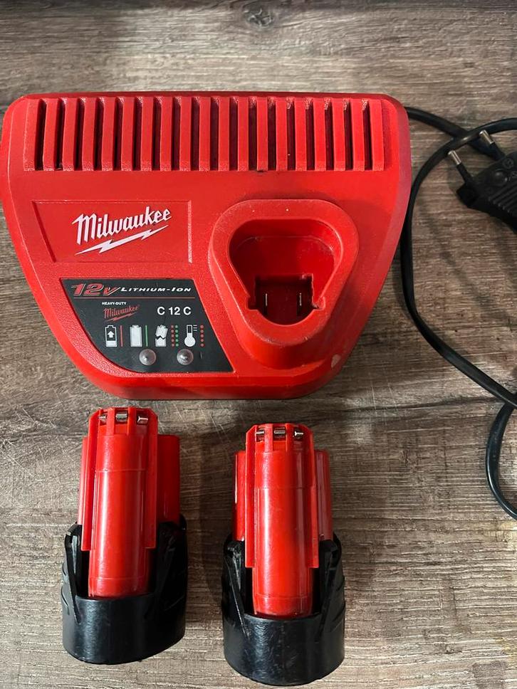 Milwaukee M12 Oplader + 2 Accu's 2.0Ah, Doe-het-zelf en Verbouw, Gereedschap | Machine-onderdelen en Toebehoren, Gebruikt, Ophalen of Verzenden