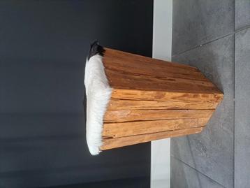Bijzettafel bekleed met koe beschikbaar voor biedingen