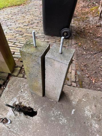 2x Betonpoer 15x15. 60 cm hoog beschikbaar voor biedingen