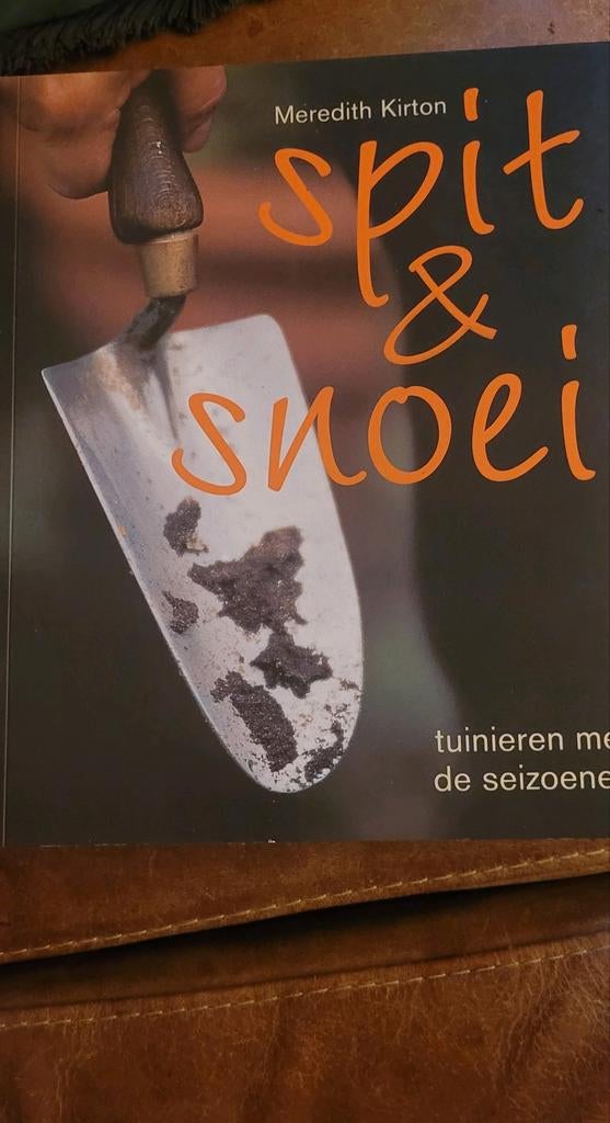 M. Kirton - Spit en snoei, Boeken, Ophalen of Verzenden, Zo goed als nieuw, Tuinieren en Tuinplanten