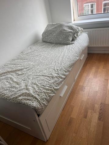 Uitschuifbaar bed met lades + 2 matrassen beschikbaar voor biedingen