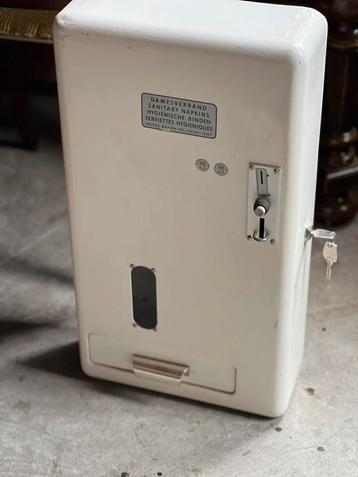 Oude wandautomaat, werkend op kwartjes beschikbaar voor biedingen