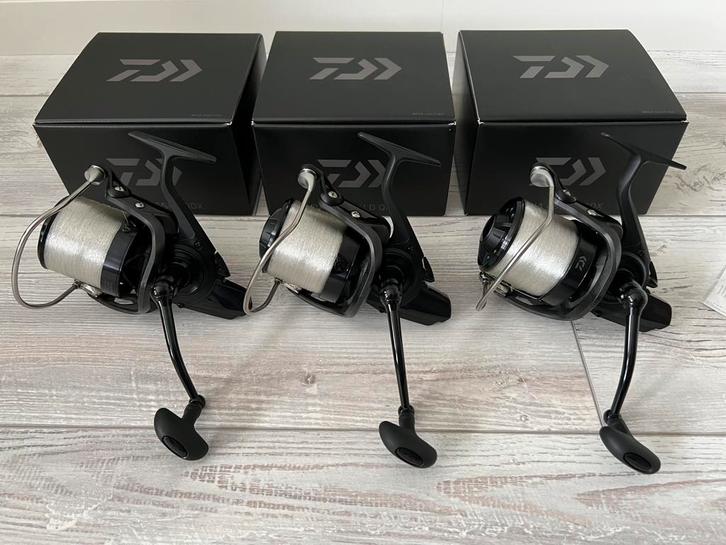 3 x Daiwa Basia 45 SLD QDX incl lijn NIEUW ONGEBRUIKT!, Watersport en Boten, Hengelsport | Karpervissen, Zo goed als nieuw, Molen