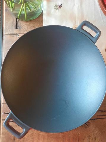 Mooie gietijzeren wokpan beschikbaar voor biedingen