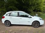 Renault Clio 1.2 16V 55KW Estate 2011 Wit, Auto's, Renault, Voorwielaandrijving, 535 kg, 74 pk, 4 cilinders