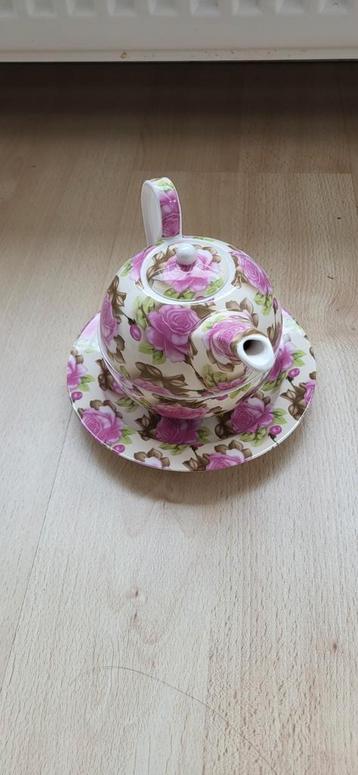Theepot en kopje Bone China met rozen beschikbaar voor biedingen