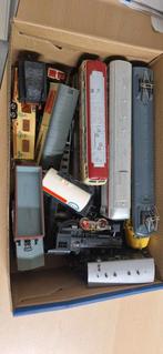 Doosje met treintjes, locomotief ed. 1 koop. totaal 17 stuk, Overige merken, Gebruikt, Ophalen of Verzenden, Gelijkstroom