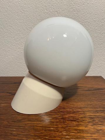 Mooie glazen witte wand lamp met schuine fitting beschikbaar voor biedingen
