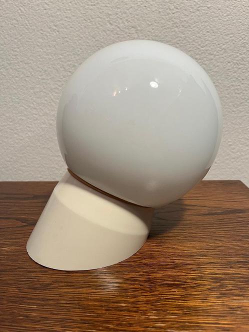 Mooie glazen witte wand lamp met schuine fitting, Huis en Inrichting, Lampen | Hanglampen, Zo goed als nieuw, Minder dan 50 cm