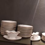 Mooi antiek Frans servies van Moulin des Loups, wit met goud, Ophalen of Verzenden