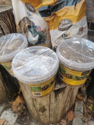 Gedroogde meelwormen en Chix grit mix  beschikbaar voor biedingen