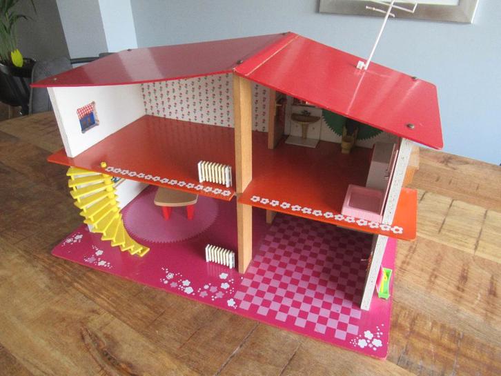 SIO Vintage Poppenhuis jaren 70 met stopcontacten Radiators, Verzamelen, Poppenhuizen en Toebehoren, Gebruikt, Poppenhuis, Ophalen of Verzenden