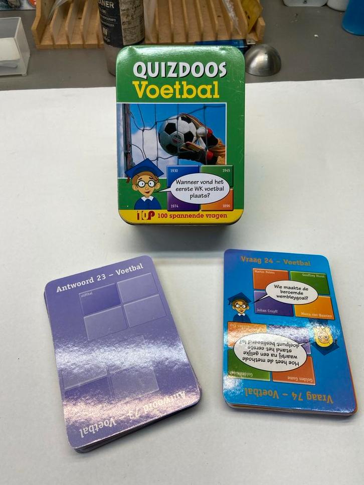 Quizdoos Voetbal - 100 Vragen!, Hobby en Vrije tijd, Gezelschapsspellen | Kaartspellen, Zo goed als nieuw, Een of twee spelers