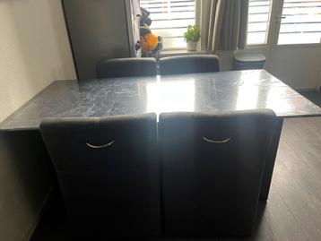 Eettafel gratis beschikbaar voor biedingen