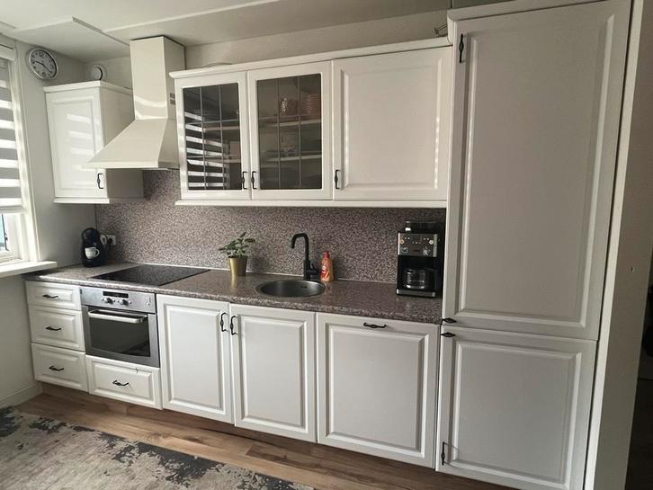 Witte keuken met apparatuur, Huis en Inrichting, Keuken | Complete keukens, Gebruikt, Enkelwandige keuken, Wit, Kunststof, Hoogglans of Gelakt