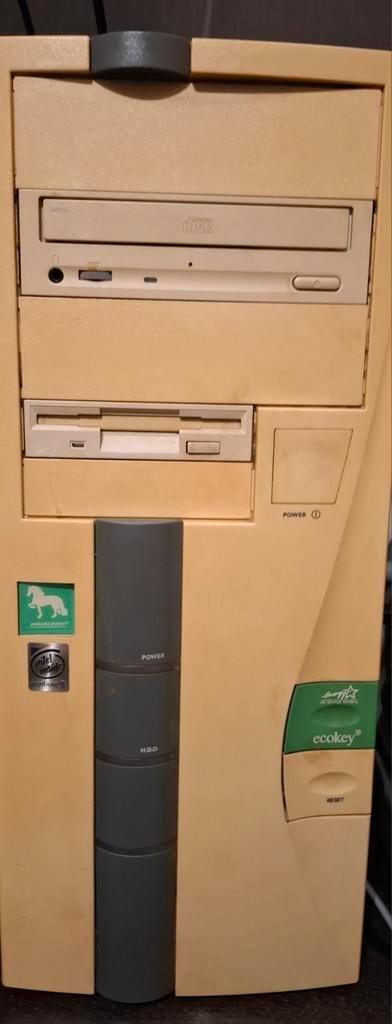 Gezocht gratis oude desktops!, Computers en Software, Desktop Pc's, Gebruikt, Onbekend, Ophalen of Verzenden