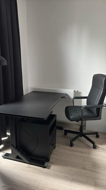Nieuw gamebureau en alle toebehoren beschikbaar voor biedingen