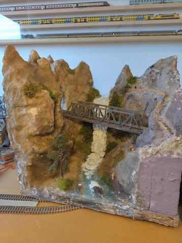 Diorama met waterval en bergen 30*30*30 cm