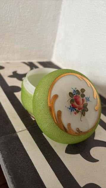 Vintage schaaltje opaline glas groen goud bloemen beschikbaar voor biedingen