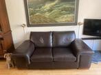 Bruine leren tweezitsbank, Huis en Inrichting, Banken | Bankstellen, Ophalen, 150 tot 200 cm, Tweepersoons, Zo goed als nieuw