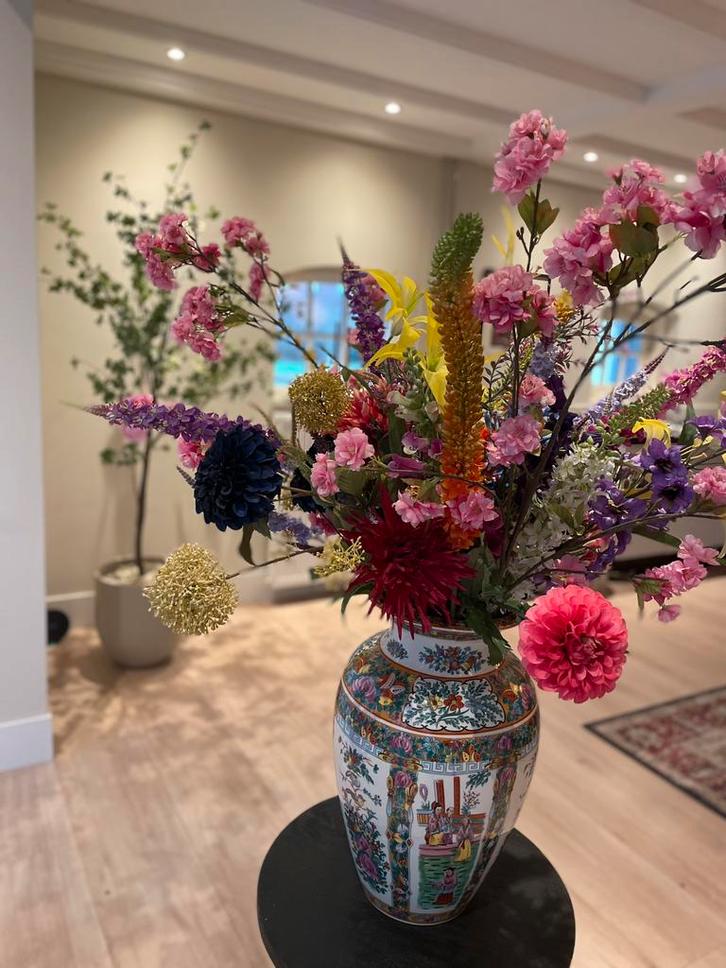 Prachtige vaas met zijde bloemen, Huis en Inrichting, Woonaccessoires | Kunstplanten en Kunstbloemen, Zo goed als nieuw, Ophalen