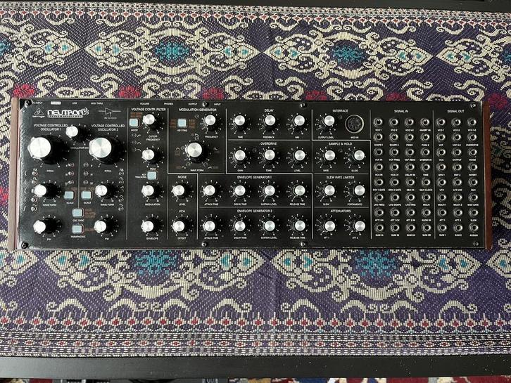 Behringer Neutron (black overlay), Muziek en Instrumenten, Synthesizers, Zo goed als nieuw, Overige aantallen, Overige merken