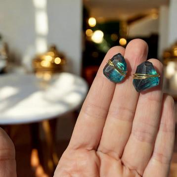 Oorbellen blauwgroen kristal beschikbaar voor biedingen