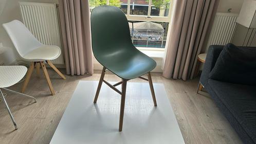 Groene design kuipstoel – houten poten –Scandinavische stijl, Huis en Inrichting, Stoelen, Zo goed als nieuw, Eén, Kunststof, Overige kleuren