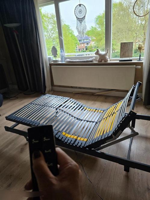 Elektrisch verstelbaar bed (bossflex 600 EL 090X200), Huis en Inrichting, Slaapkamer | Bedden, Zo goed als nieuw, Eenpersoons