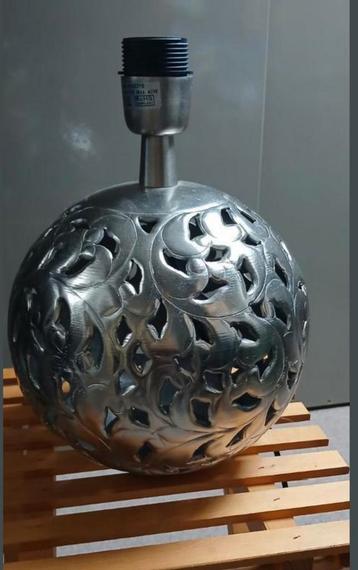 Zilverkleurige bol lamp  beschikbaar voor biedingen