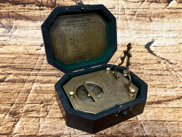 Sundial kompas in sierlijk kistje., Antiek en Kunst, Curiosa en Brocante, Ophalen of Verzenden