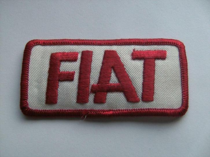 Fiat rood wit 8 bij 4 cm patch badge opnaai, Verzamelen, Automerken, Motoren en Formule 1, Nieuw, Auto's, Ophalen of Verzenden