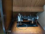 Werkende antieke Necchi naaimachine in kastje, Ophalen