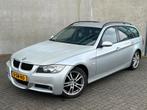 Grijze BMW 3-Serie 320i E90 M-Pakket/Automaat/150PK/APK/AC!, Automaat, 1995 cc, 4 cilinders, 1435 kg