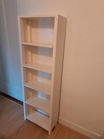 Massief houten wit geschilderd handgemaakt boekenkastje beschikbaar voor biedingen
