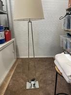 Mooie grote staande lamp te koop messing met beige kap, Huis en Inrichting, Lampen | Vloerlampen, Ophalen, Zo goed als nieuw, 100 tot 150 cm