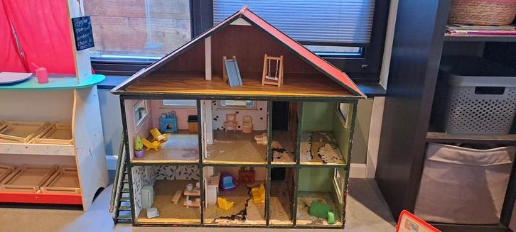 Groot poppenhuis met meubeltjes, Kinderen en Baby's, Speelgoed | Poppenhuizen, Gebruikt, Ophalen