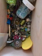 Doosje vol kraaltjes en bedeltjes van beadies amsterdam, 4 bedels of meer, Ophalen of Verzenden, Overige materialen, Overige merken