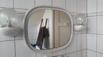 Badkamer spiegel, lampen, handdoekrek, wc-rolhouder, zeepbak beschikbaar voor biedingen