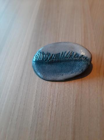 Keramiek grijs-blauwe broche/ sierspeld, z.g.a.n. beschikbaar voor biedingen