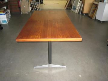 Vintage design tafel met metalen poten beschikbaar voor biedingen