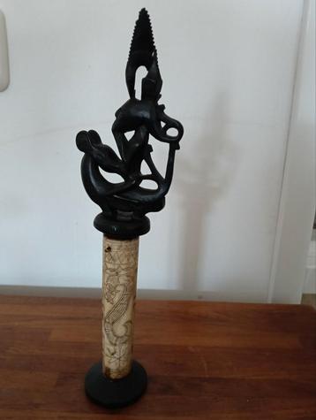 Oude medicijnkoker met benen kalender beschikbaar voor biedingen