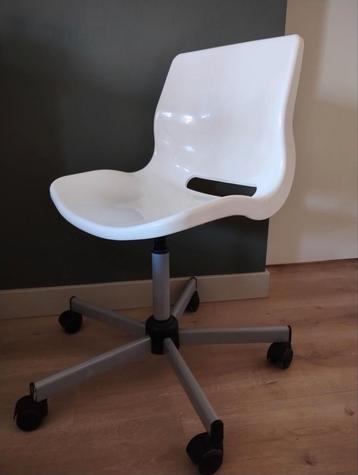 Witte Ikea bureaustoel met wielen. Frame grijs beschikbaar voor biedingen