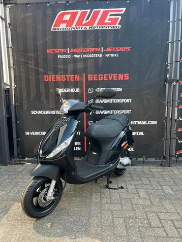 NIEUWSTAAT Piaggio zip 2 takt 2015 BROM 881km GRATIS BEZORGD beschikbaar voor biedingen