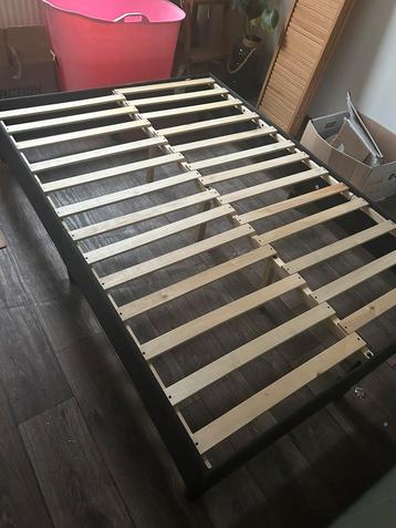 Bed 140x200 morgen maandag ophalen. 