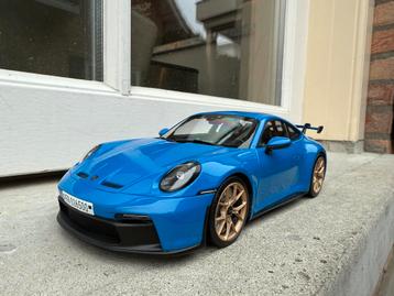 1:18 Porsche 911 (992) GT3 blauw gouden velgen Minichamps beschikbaar voor biedingen