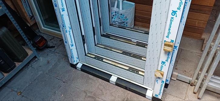 1 kunststof kozijn met deur 98 cm br x 218 cm. Ĥoog, Doe-het-zelf en Verbouw, Kozijnen en Schuifpuien, Zo goed als nieuw, Deurkozijn