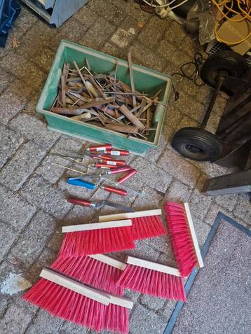 Partij voegspijkers en voegborstels  beschikbaar voor biedingen